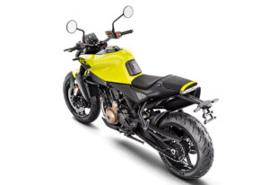 PHO BIKE PERS LIHI Husqvarna Vitpilen 801 MY25 yellow rear left #SALL #AEPI #V1